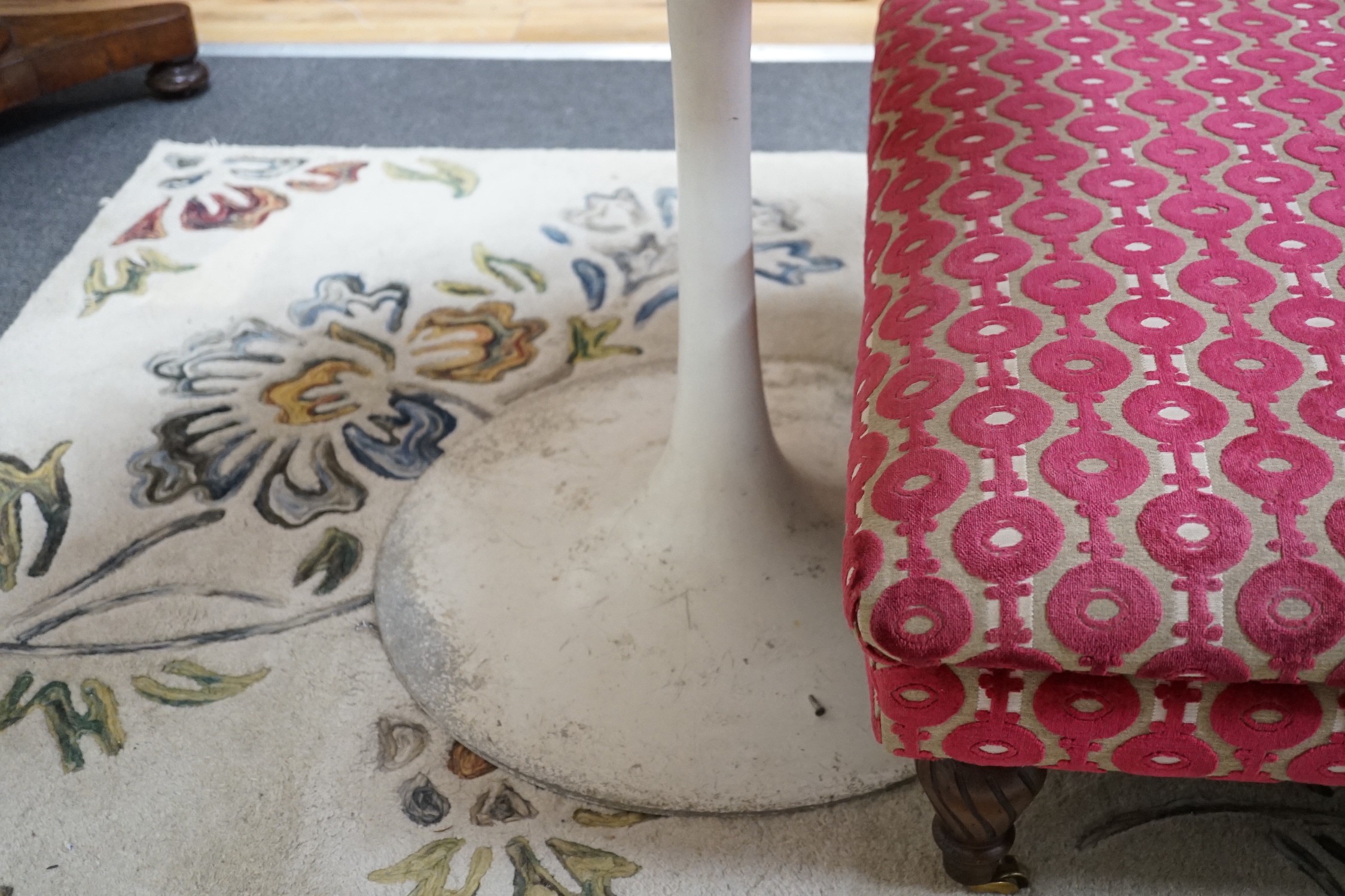 A mid century melamine topped ‘Tulip’ design dining table, diameter 121cm *Please note the sale commences at 9am.